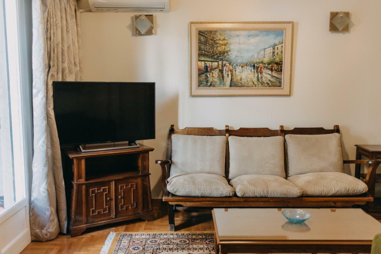 House, Attiki Metro, *
